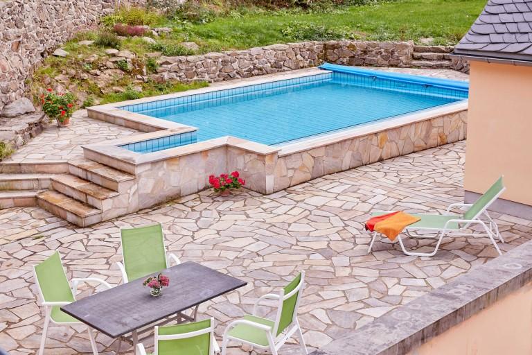 Pool mit Liegestühlen
